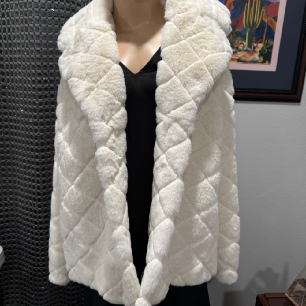 NEW Halogen Ivory Faux Fur Coat P2